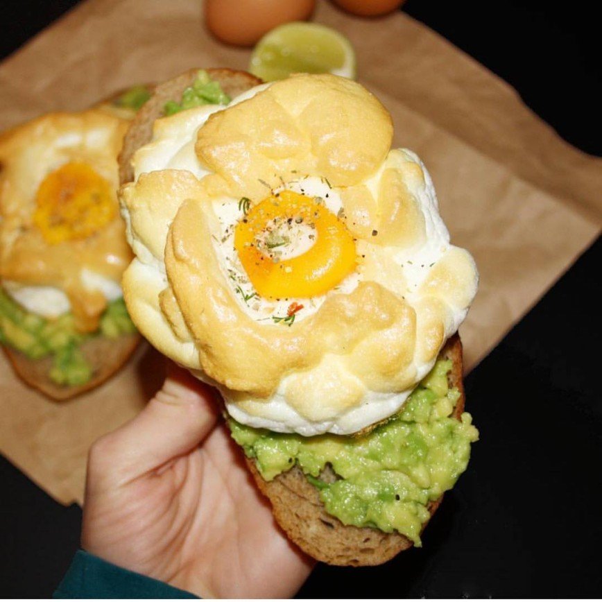 Бутерброд с яйцом на завтрак